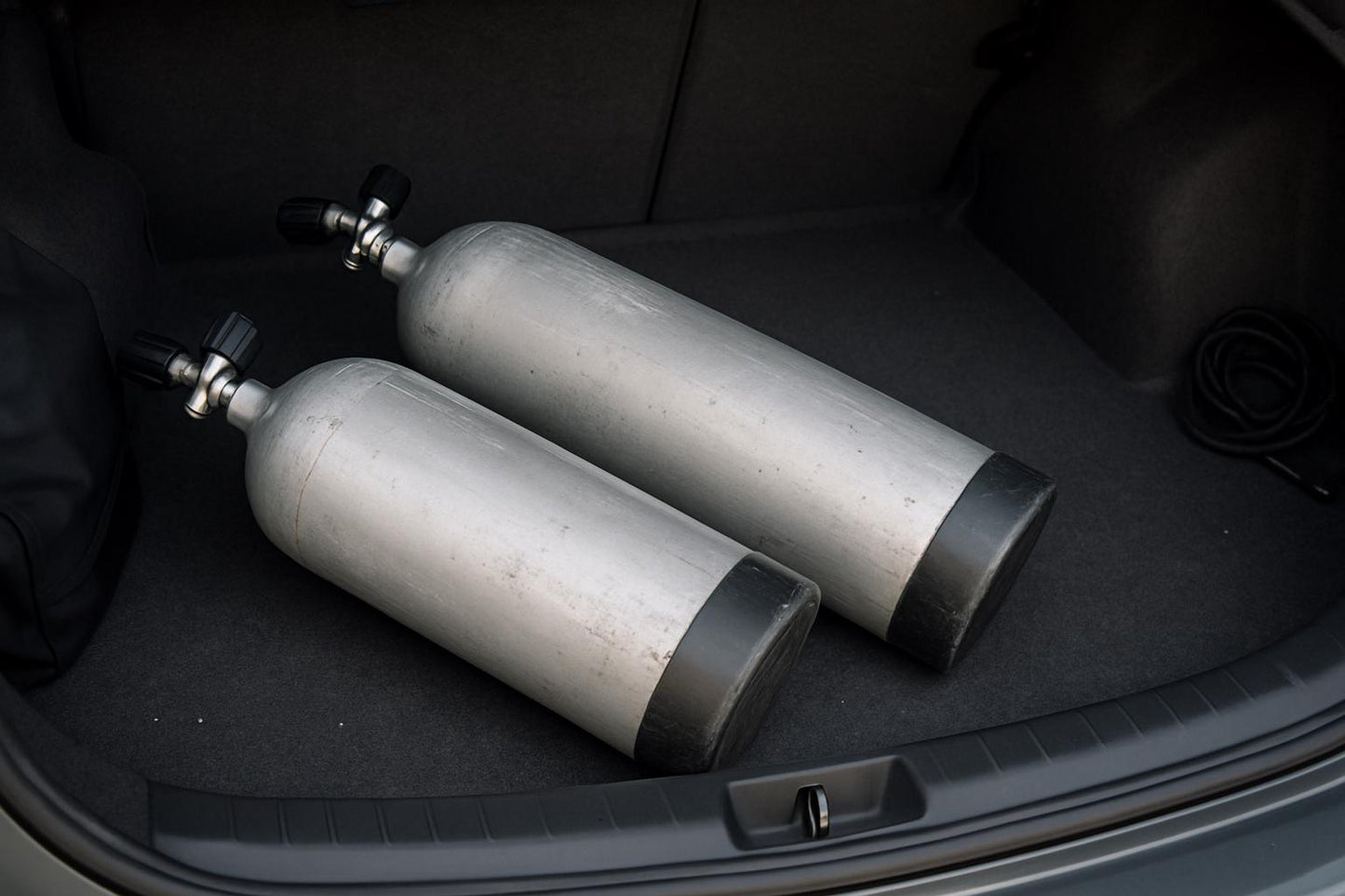 Scuba Cylinder Roll Control Bracket: Modular Tank Cradle for Transit